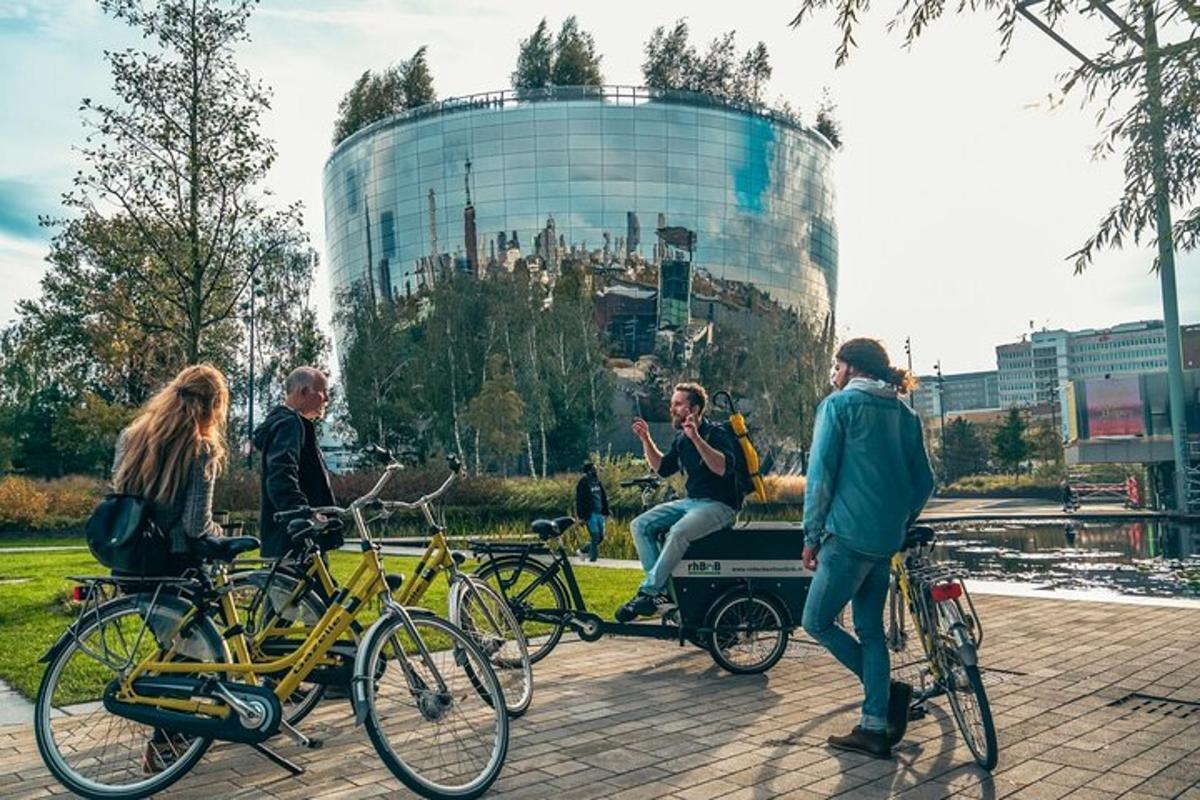 Un grupo de personas en bicicleta frente a un edificio.