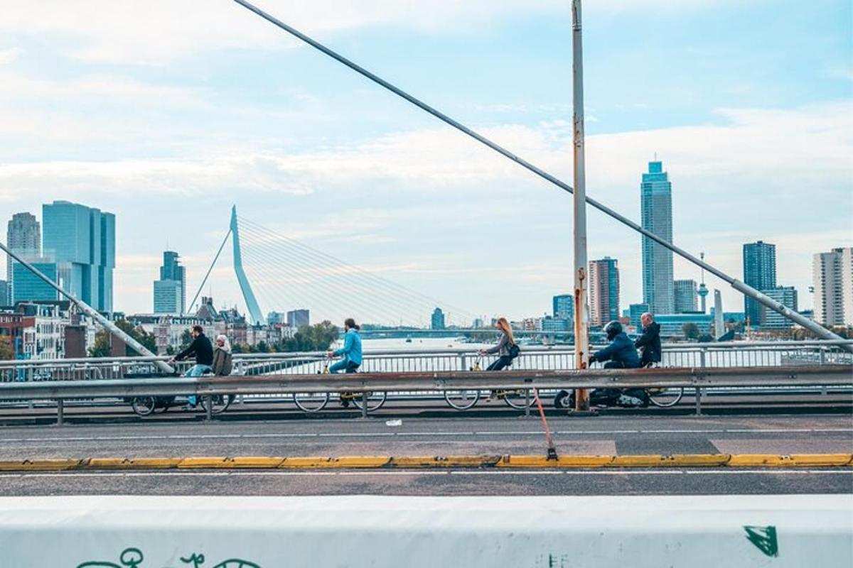 Un grupo de personas sentadas en bancos frente a un puente.