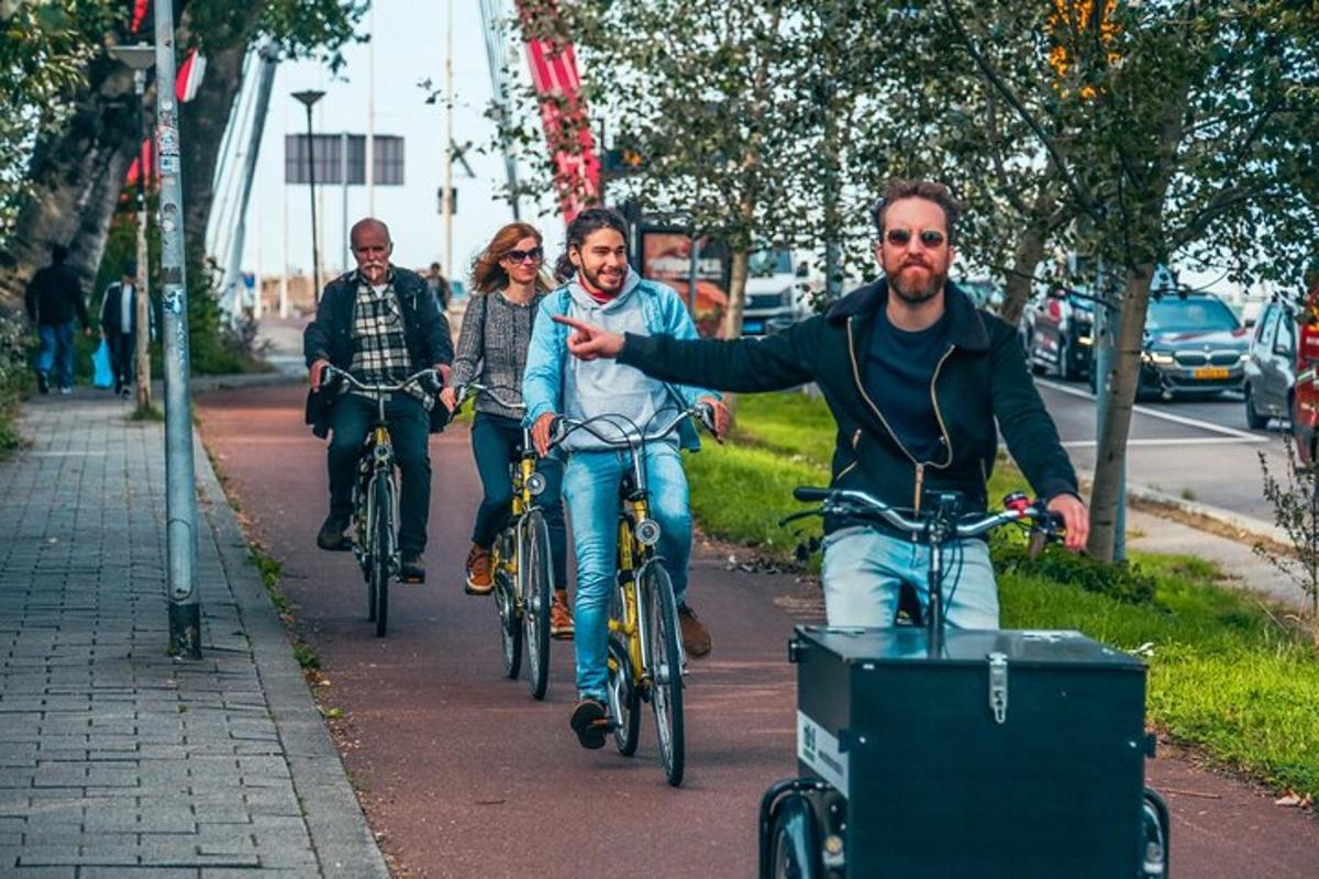 Un grupo de personas andando en bicicleta por una acera.