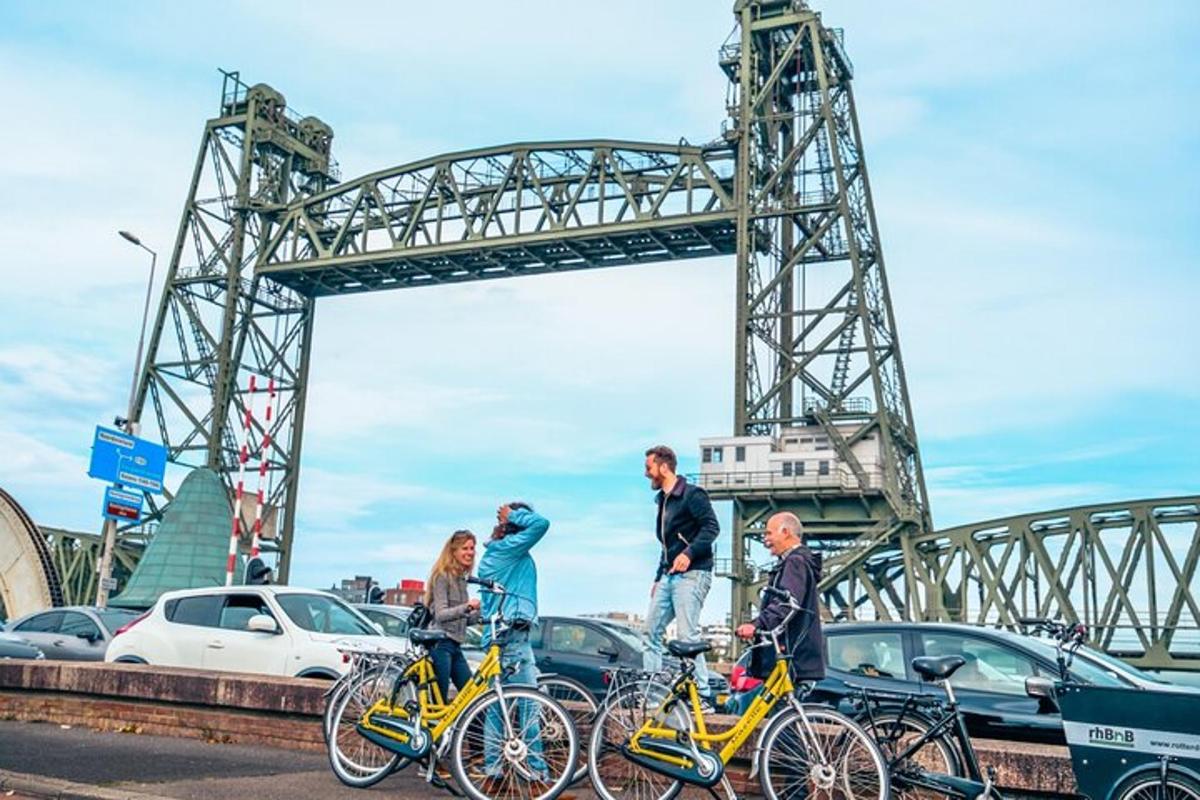 Un grupo de personas en bicicleta frente a un puente.