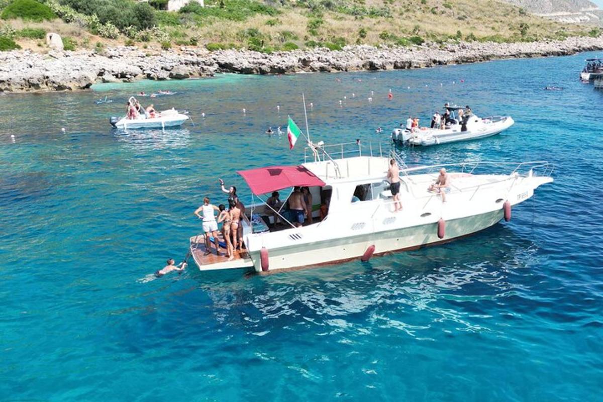 un grupo de personas en un barco en el agua