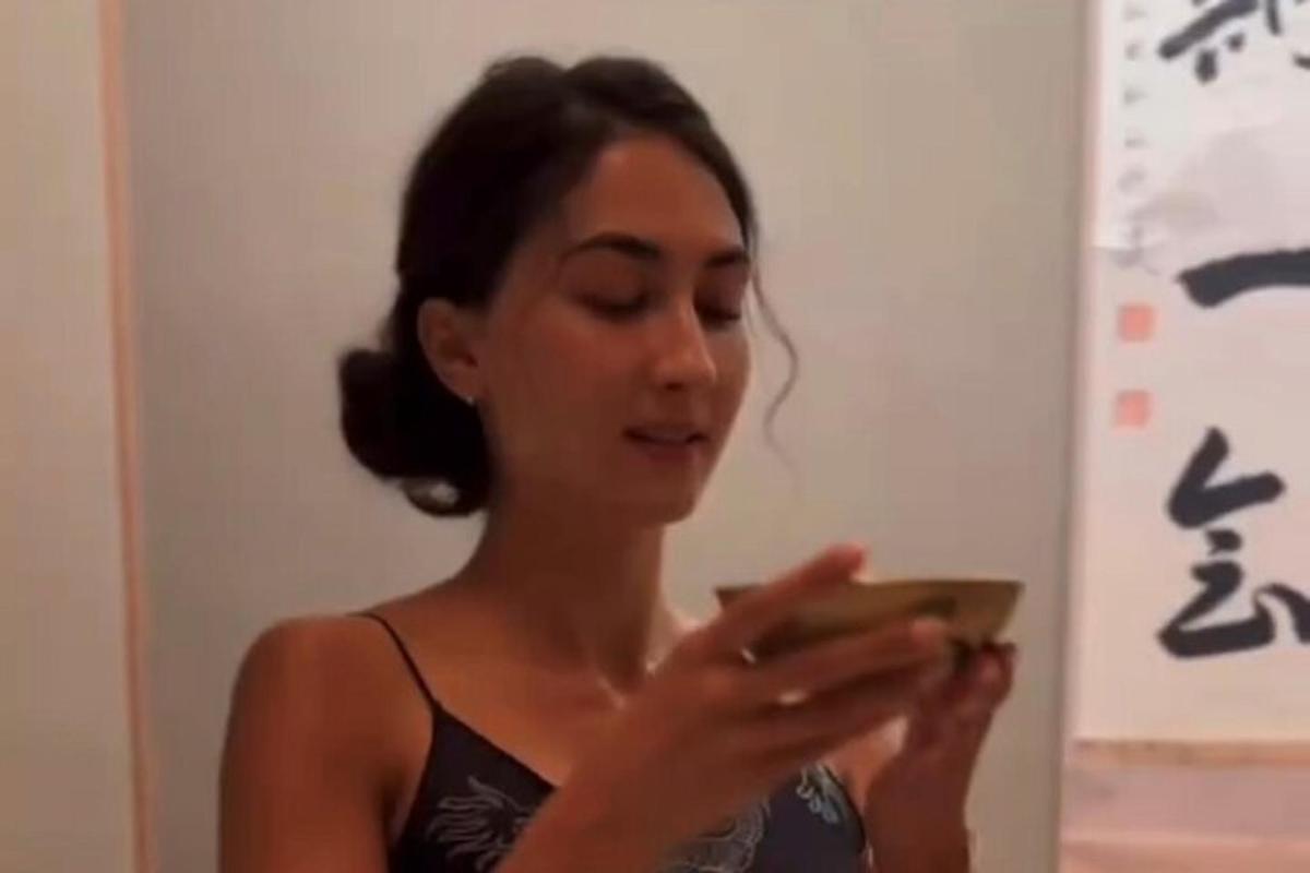 Una mujer está mirando su teléfono celular