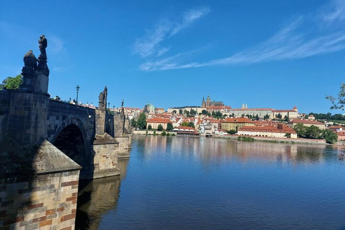egy híd egy folyó felett, a háttérben egy várossal
