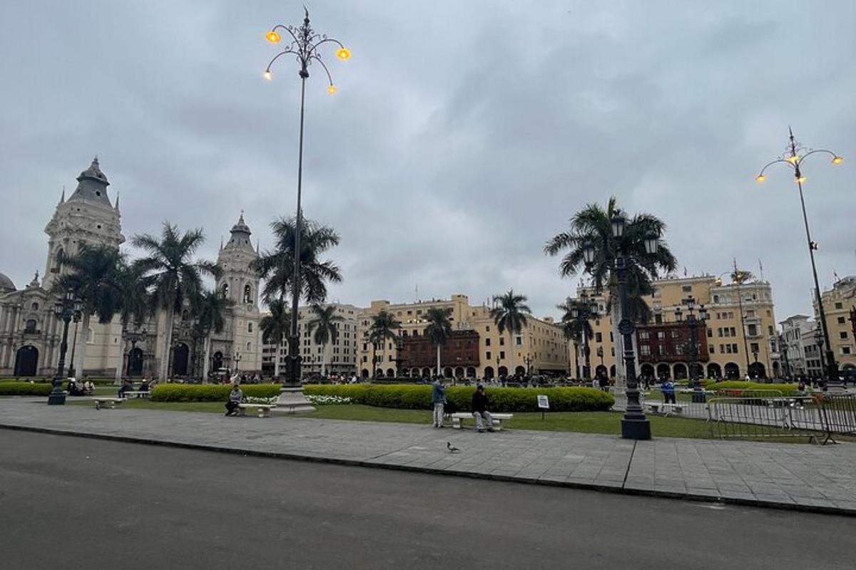 velika stavba s palmami in ulico