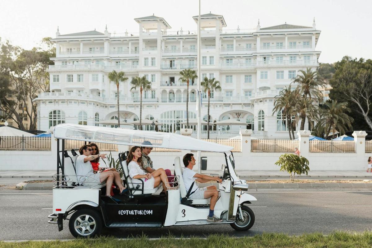 un grupo de personas viajando en un carrito de golf