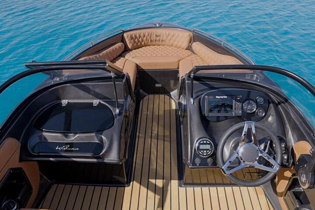 una barca con un'auto parcheggiata sull'acqua