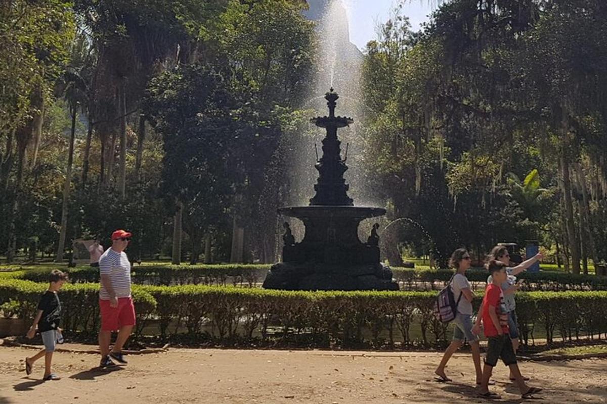 Un grupo de niños jugando frente a una fuente