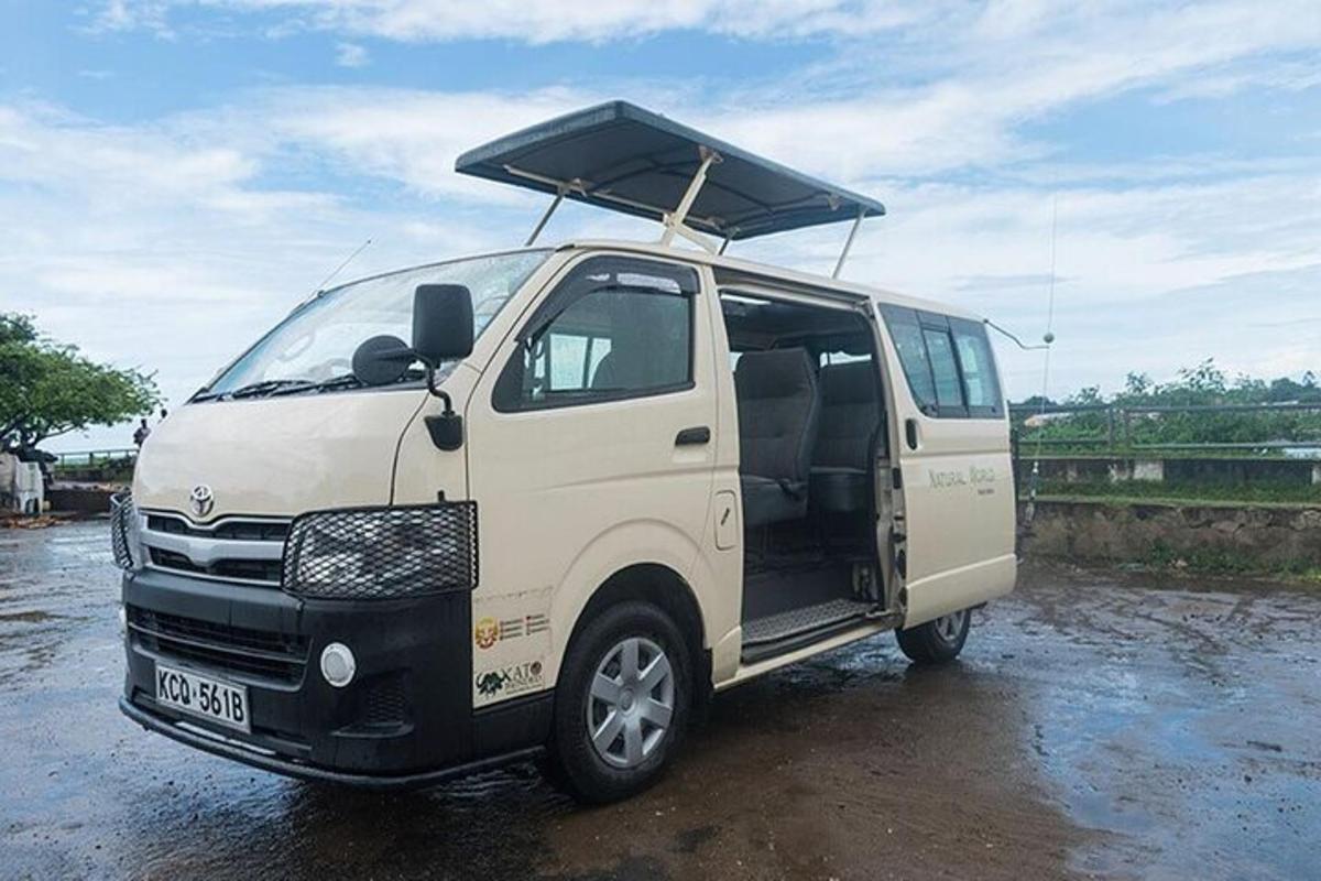 bel kombi z odprtimi vrati in strešnim nosilcem