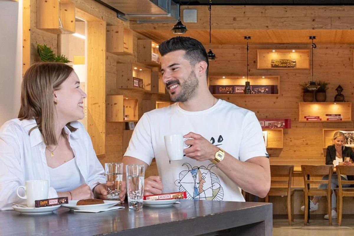 moški in ženska sedita za mizo
