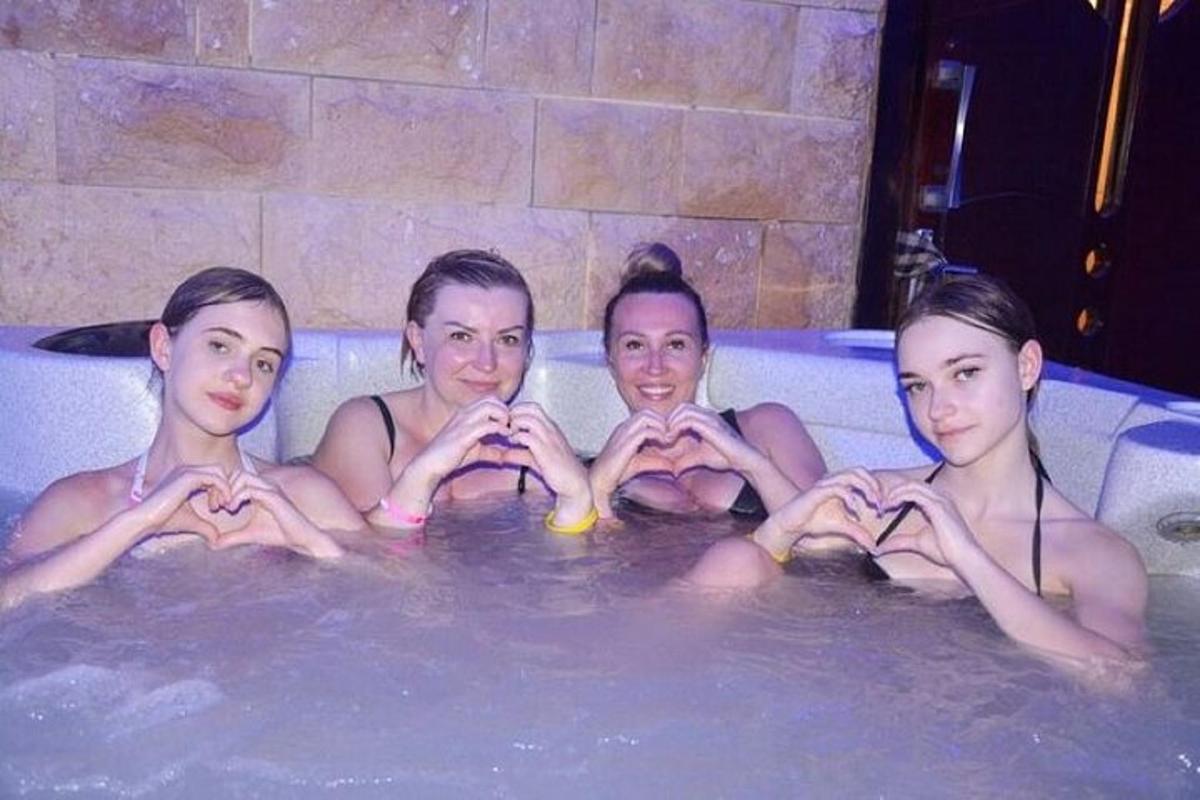 Un grupo de cuatro mujeres sentadas en una bañera.