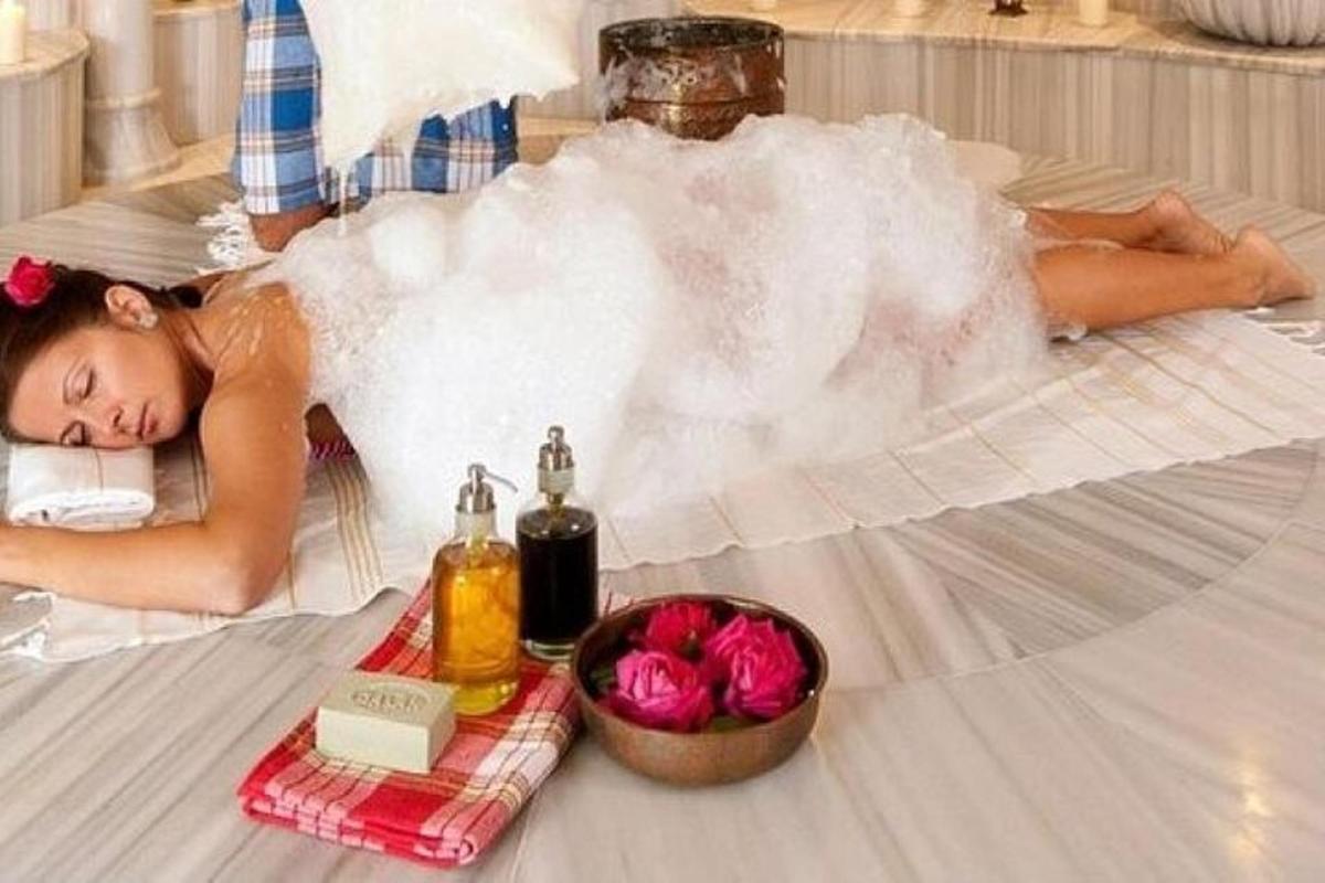 Una mujer acostada en una cama con una nube de vapor.