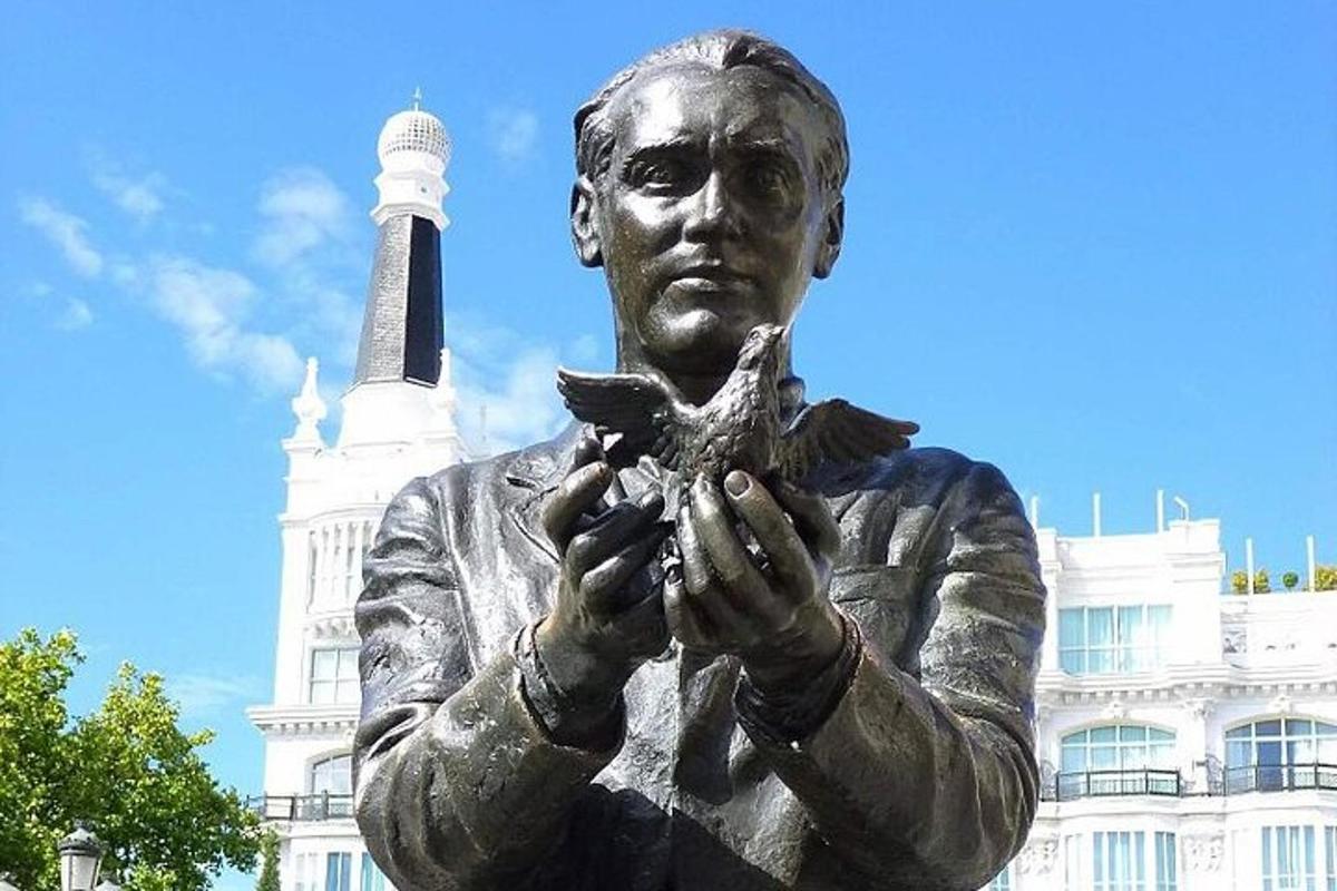 posąg mężczyzny trzymającego ptaka w rękach