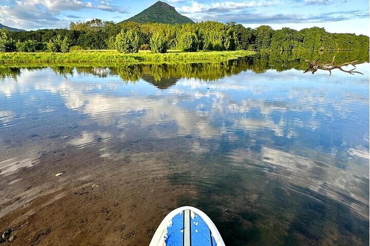 paddleboard ve vodě s horou v pozadí
