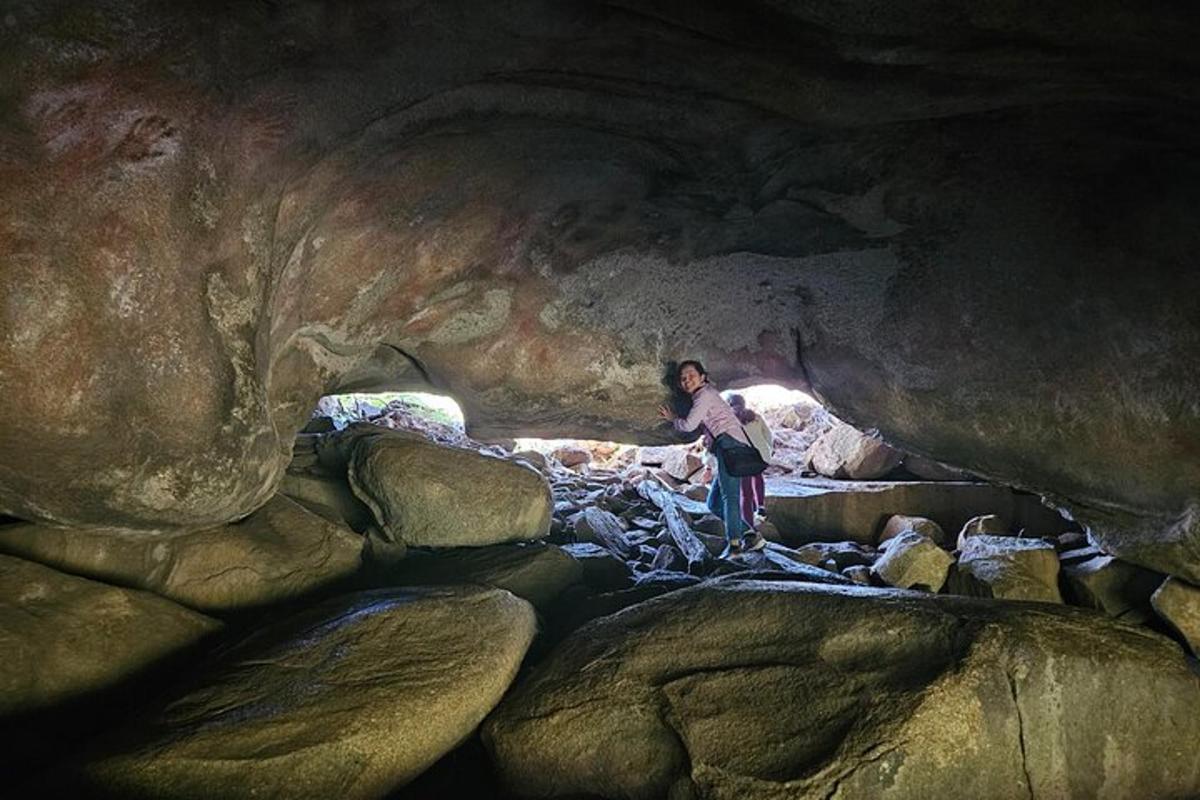 eine Frau, die auf Felsen in einer Höhle steht