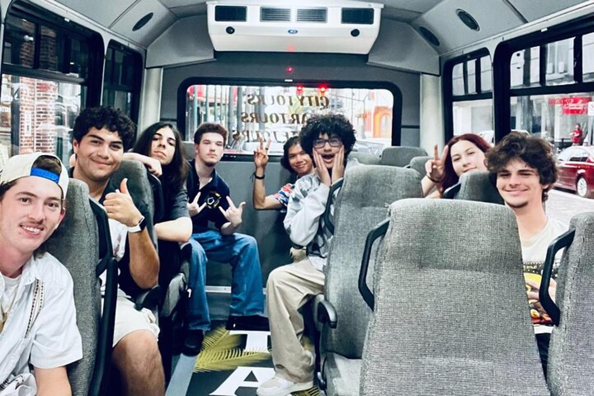 skupina lidí sedících v autobuse