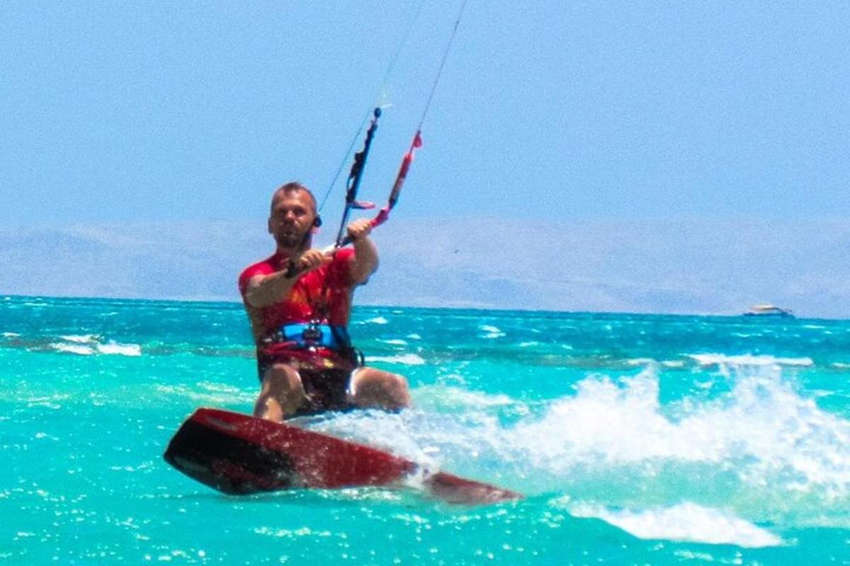 un uomo su una tavola da surf nell'oceano