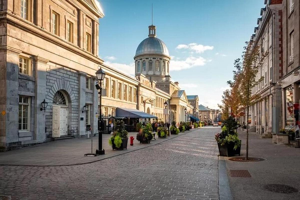 ulice s budovou s kupolí na vrcholu