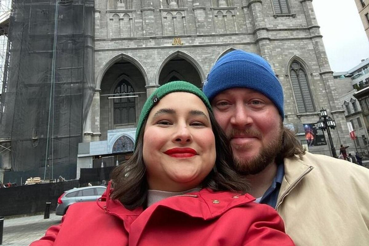 muž a žena stojící před kostelem