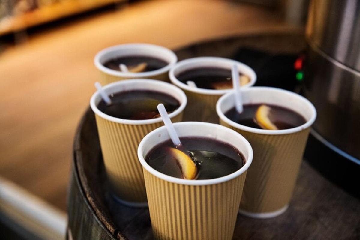 sekumpulan cawan kopi di atas meja