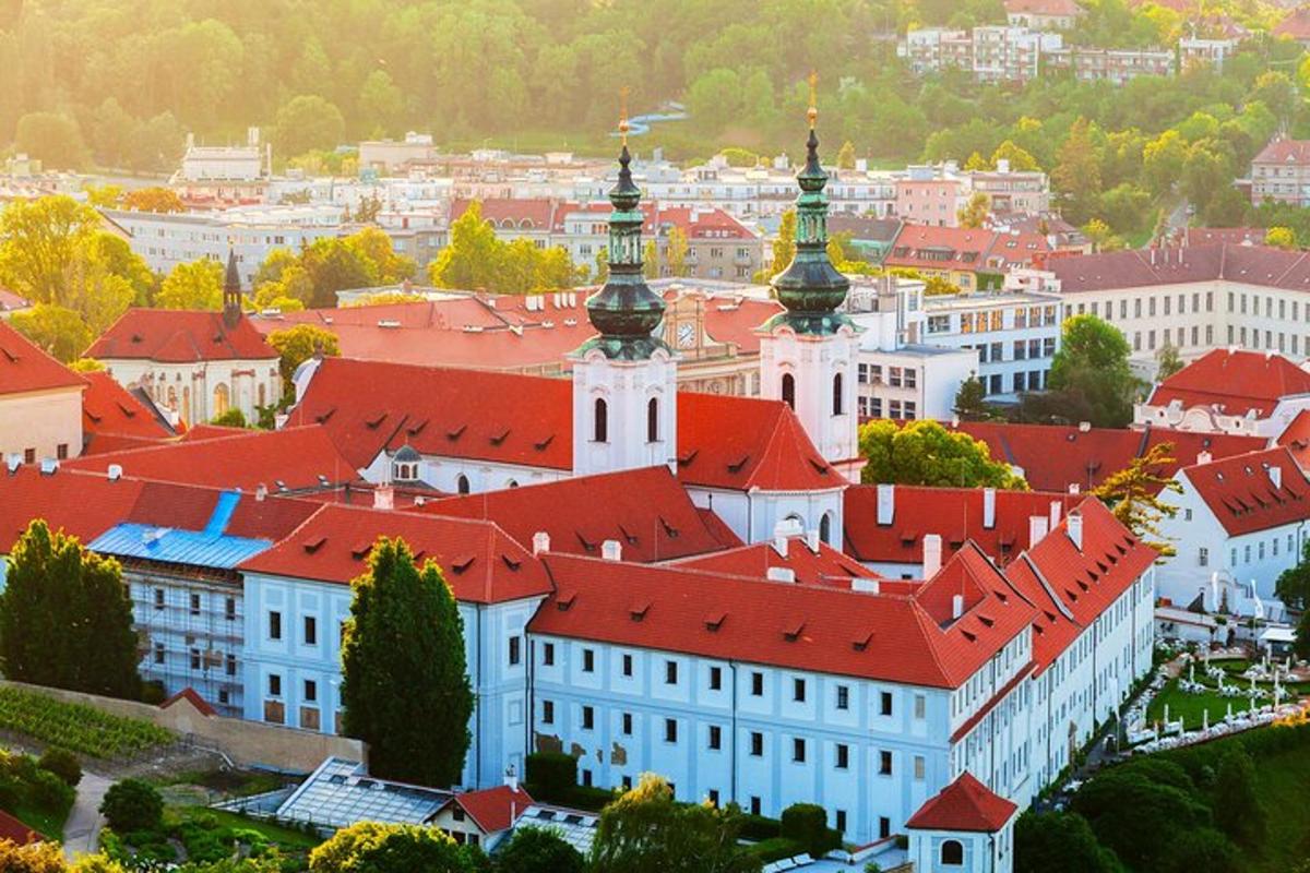 město s červenými střechami a velkou budovou