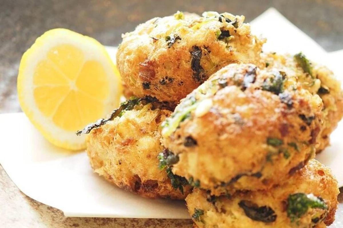 um prato com quatro muffins e um limão