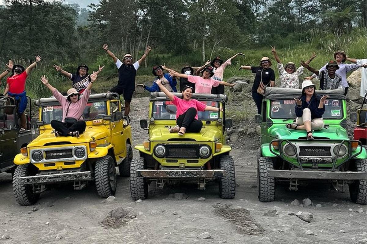 eine Gruppe von Menschen, die auf der Rückseite von Jeeps sitzen