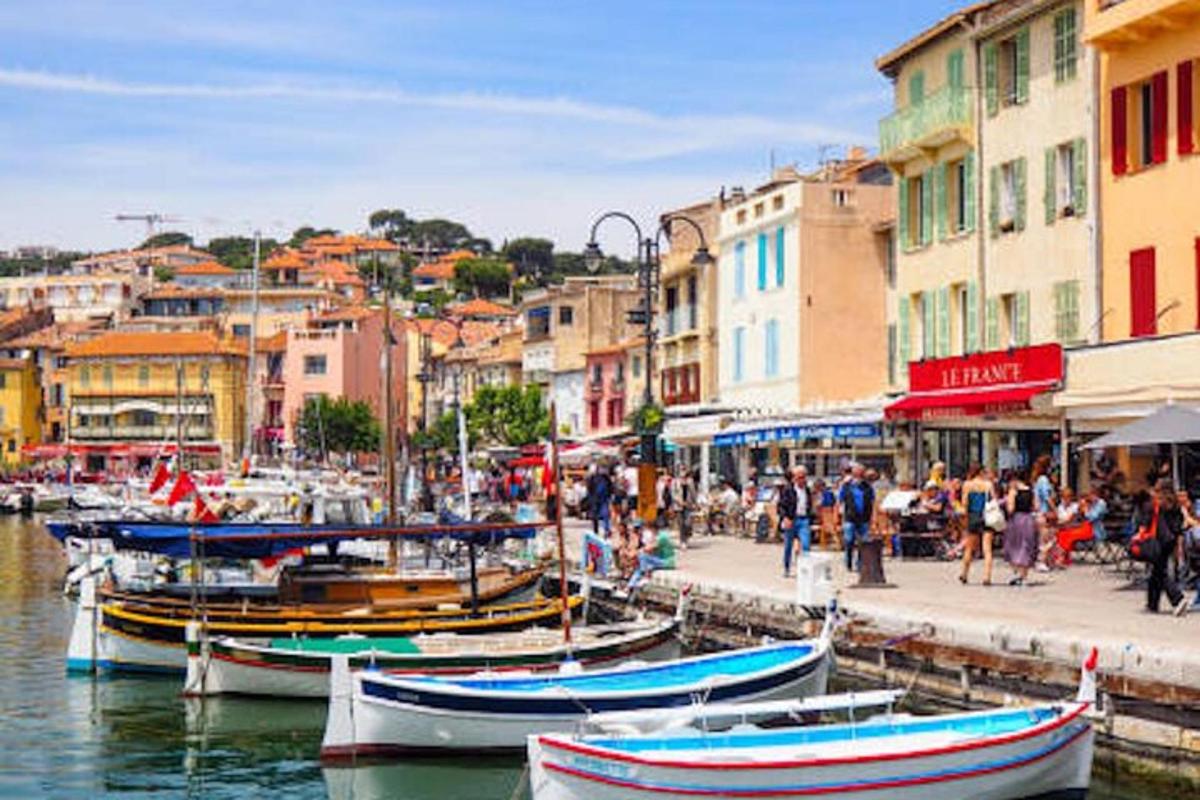un gruppo di barche è attraccato in un porto