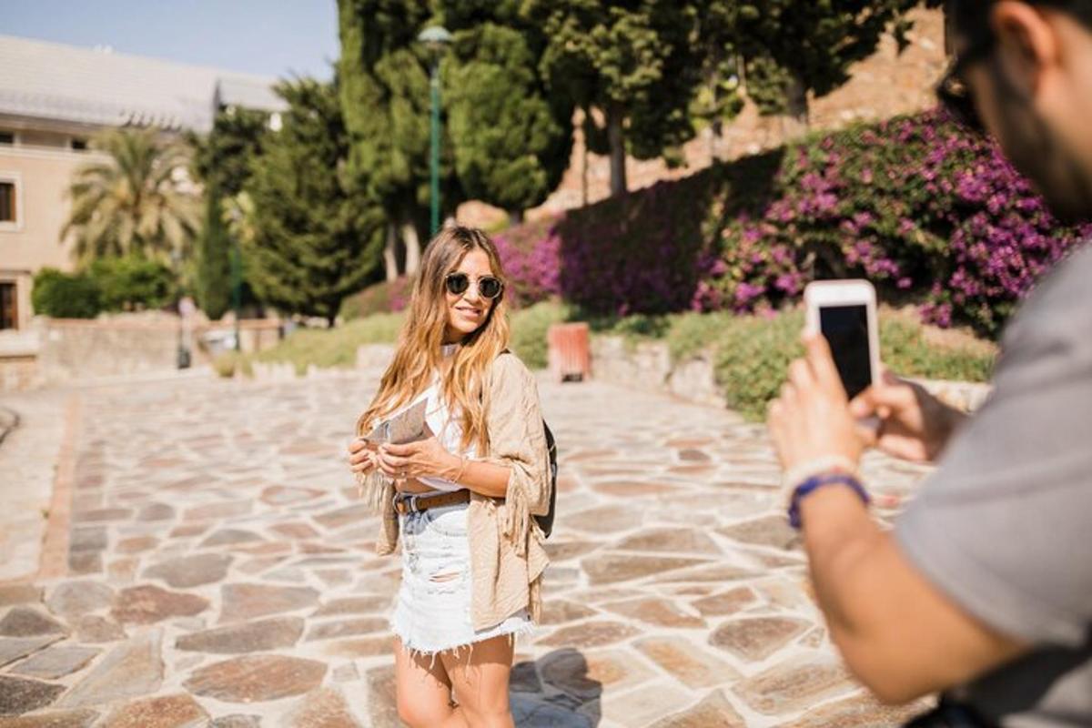 Una mujer tomando una foto de un hombre tomando una foto