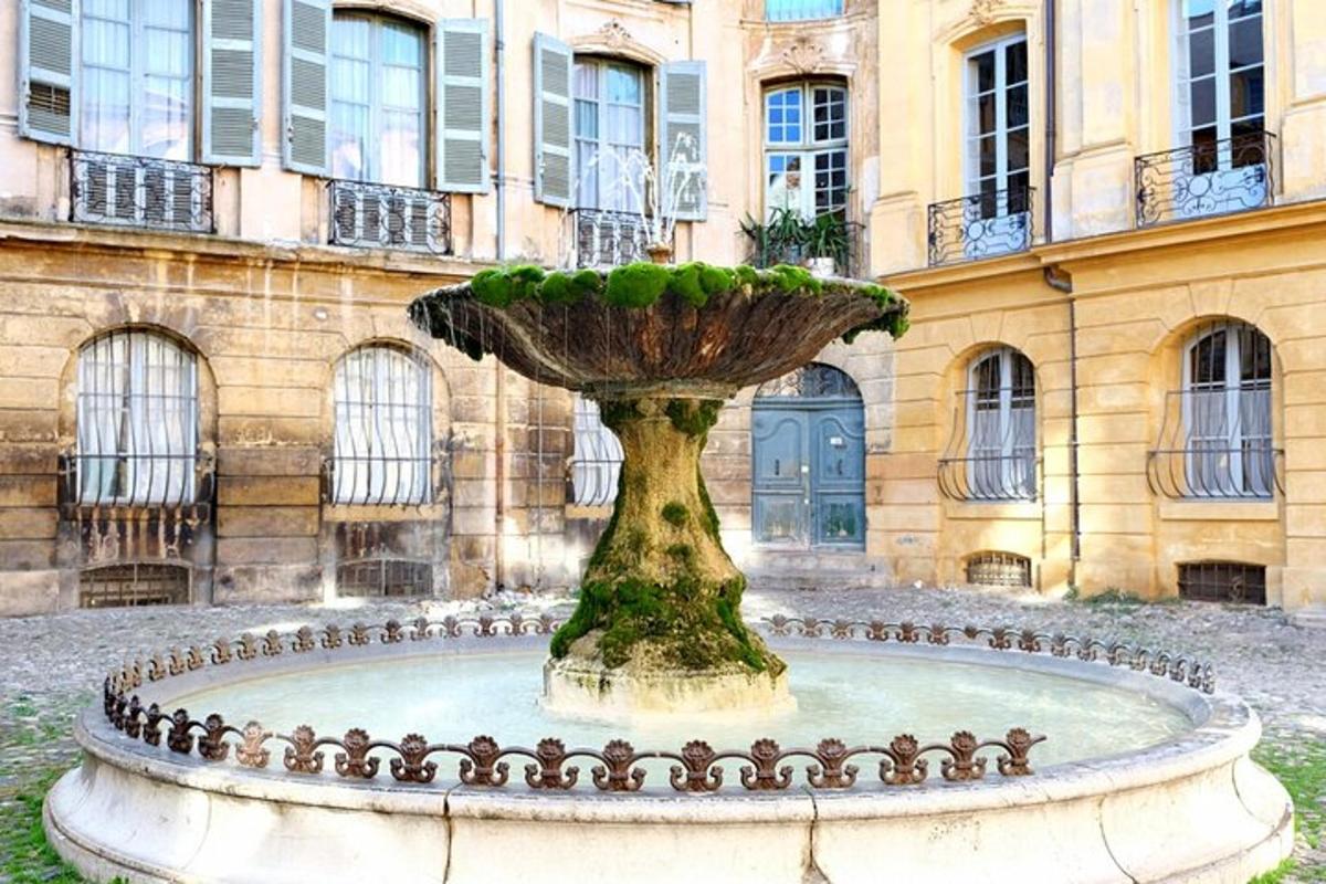 una gran fuente frente a un edificio
