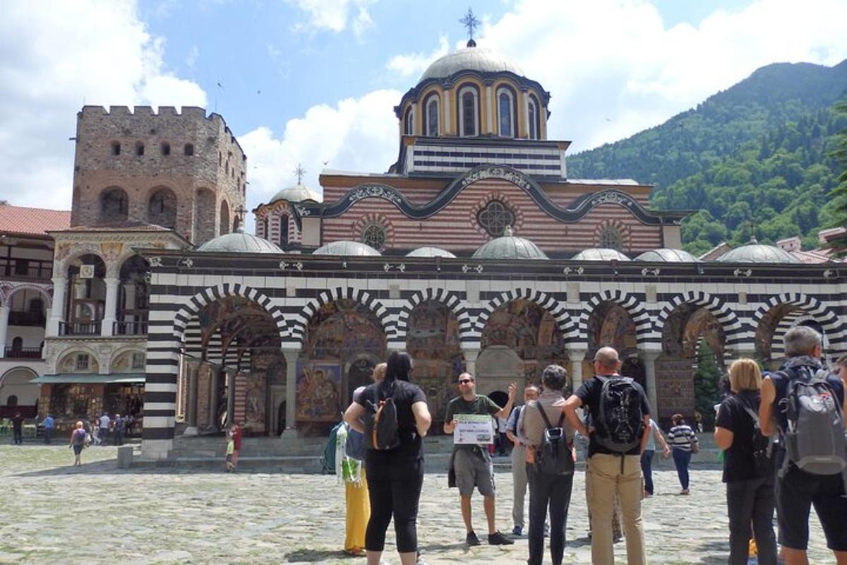 grupp inimesi, kes seisavad hoone ees