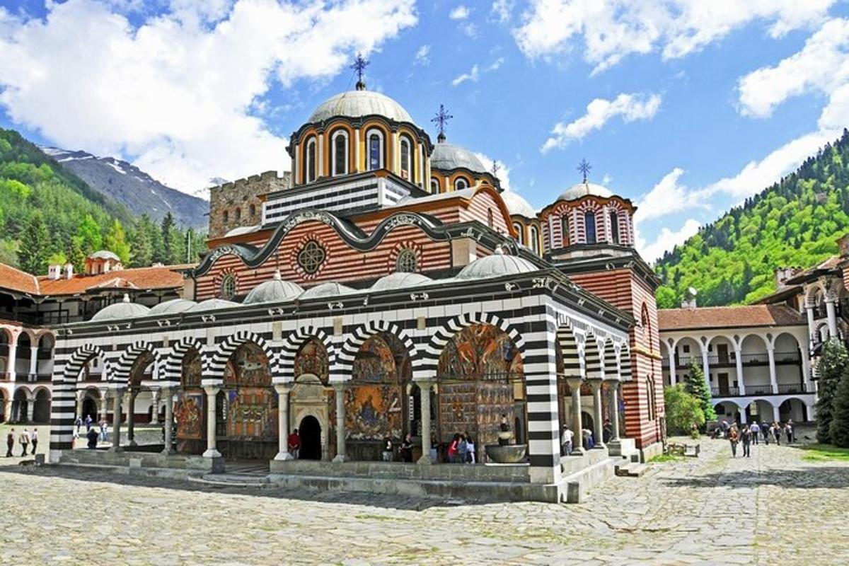 veľká budova s vežou na vrchole