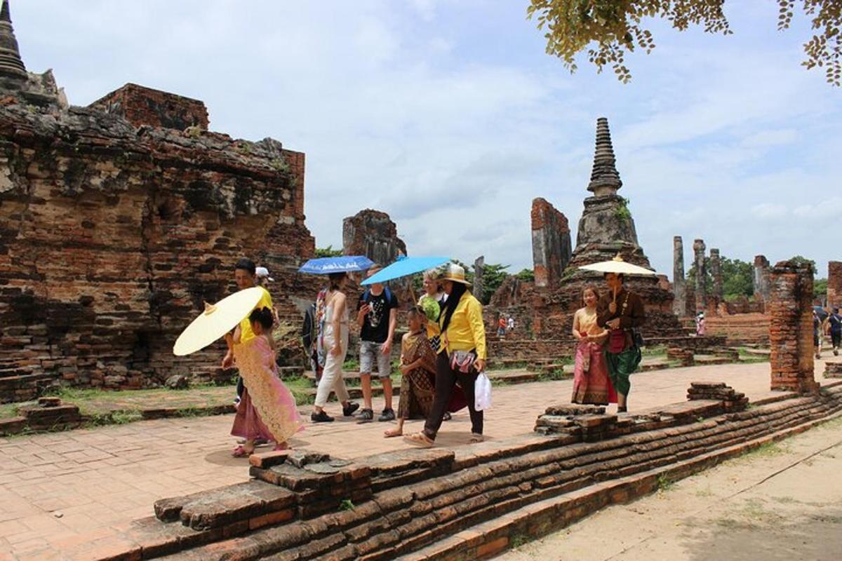 un grup de persones amb paraigües caminant per un temple