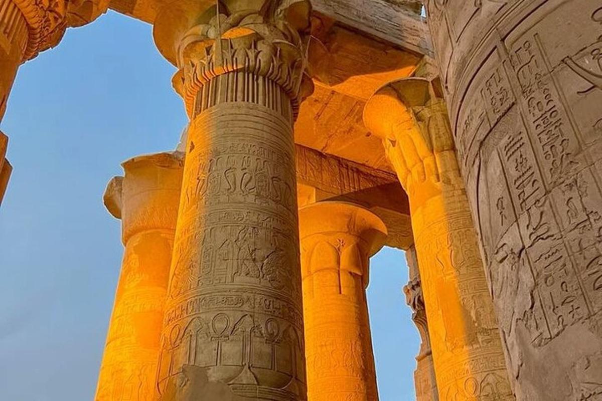 ein altes Gebäude mit einer Säule mit Schrift darauf