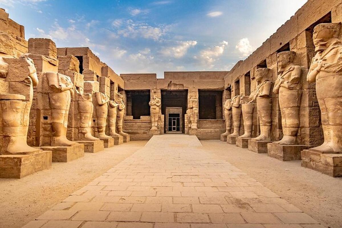 una vista di un edificio con statue sulle pareti