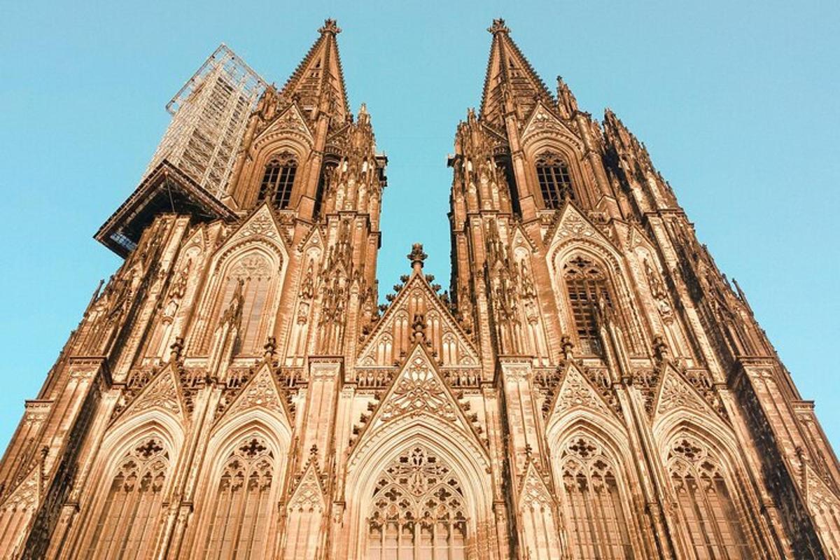 duża katedra z czystym, błękitnym niebem za nią