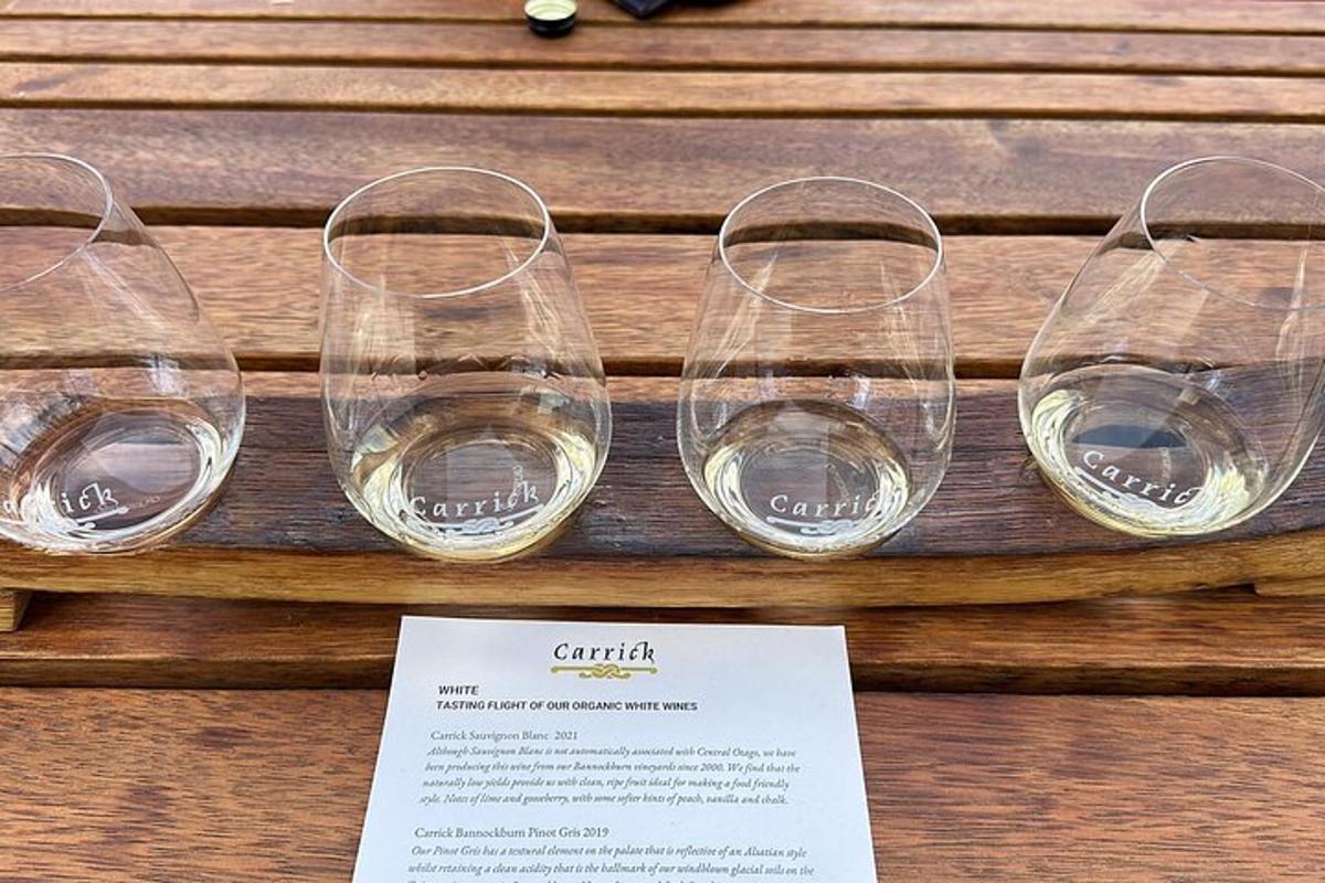 štirje kozarci za vino stojijo na leseni mizi