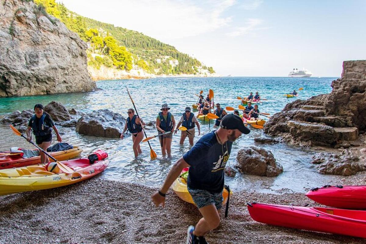 un gruppo di persone su una spiaggia con i kayak
