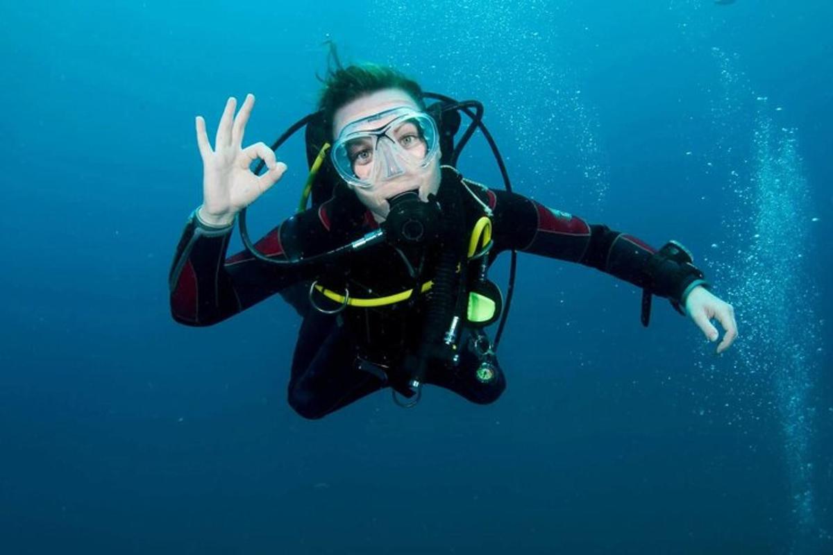 ein Mann in einem Taucheranzug und einer Taucherbrille unter Wasser