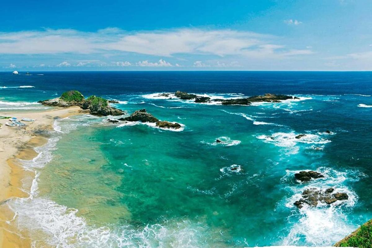 zračni pogled na plažo s skalami in vodo