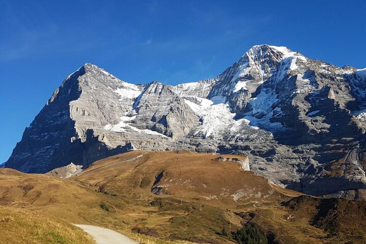 gunung dengan salji di hadapannya