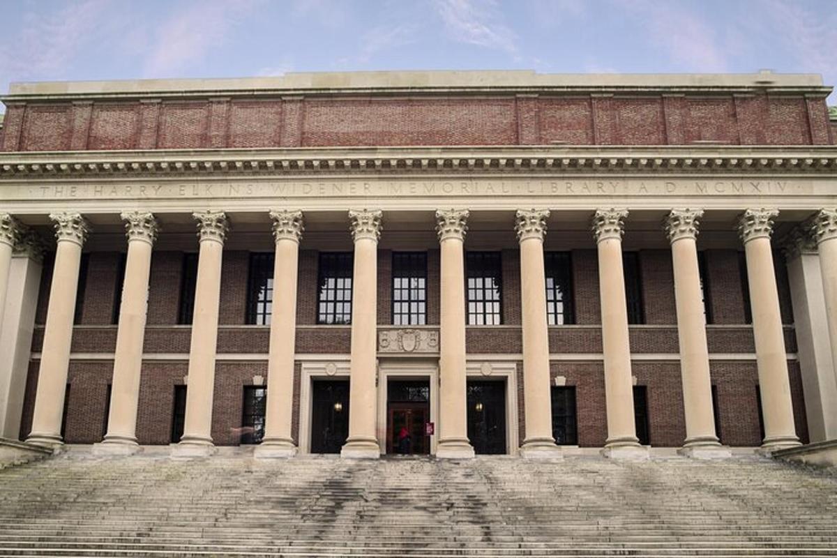 un grande edificio con una scala di fronte