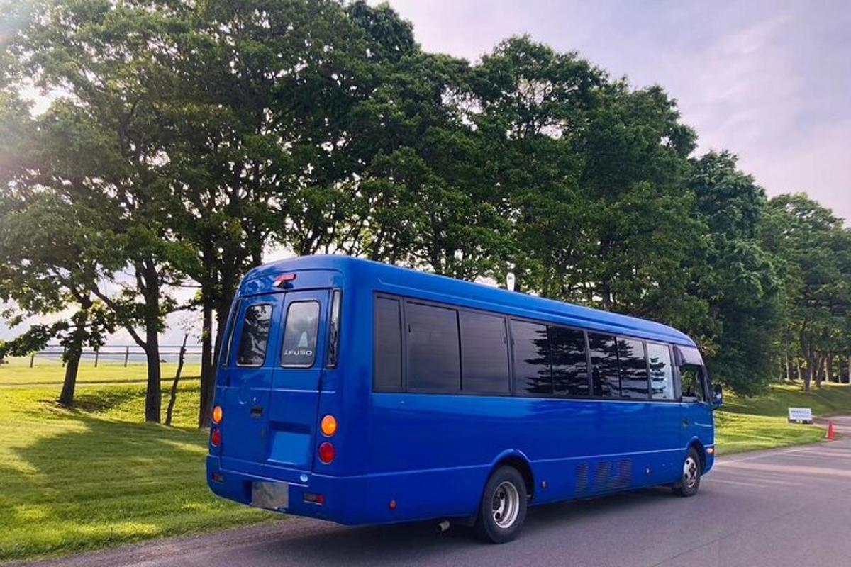 Modrý autobus jede po ulici