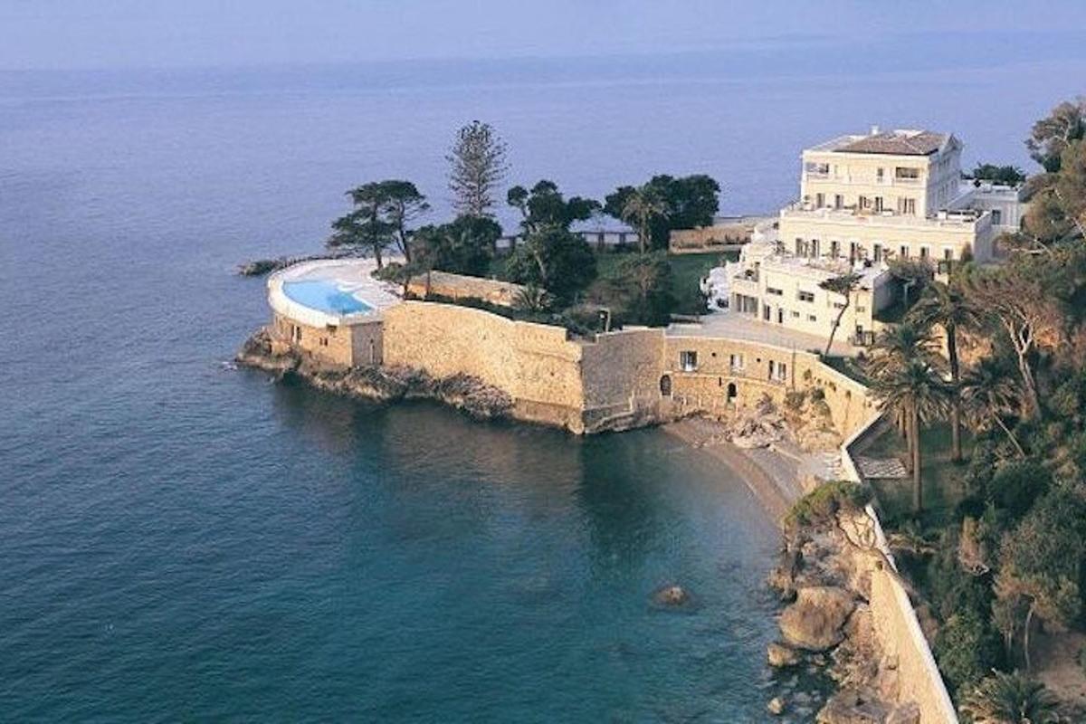 una grande casa su una collina vicino all'oceano