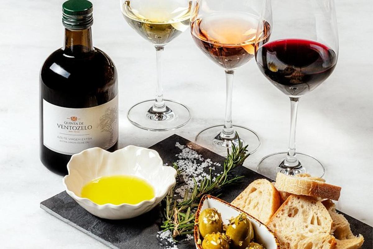 Una mesa con copas de vino y un plato de comida.