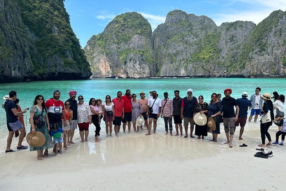um grupo de pessoas posando para uma foto na praia