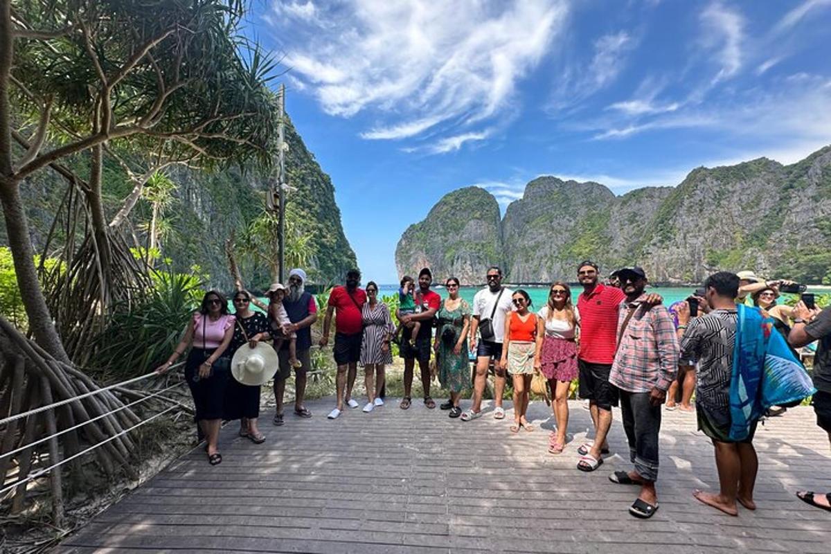 sekumpulan orang berjalan di atas jambatan di atas sungai