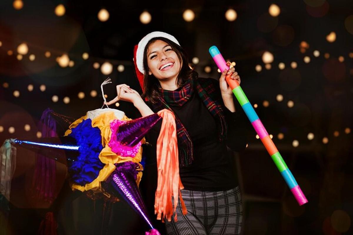 Una mujer sostiene un juguete y un globofono