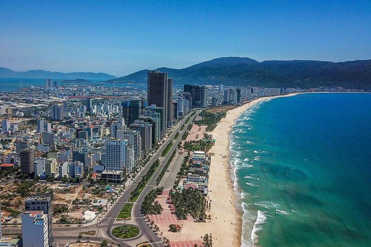o vedere aeriană a unei plaje și a oceanului