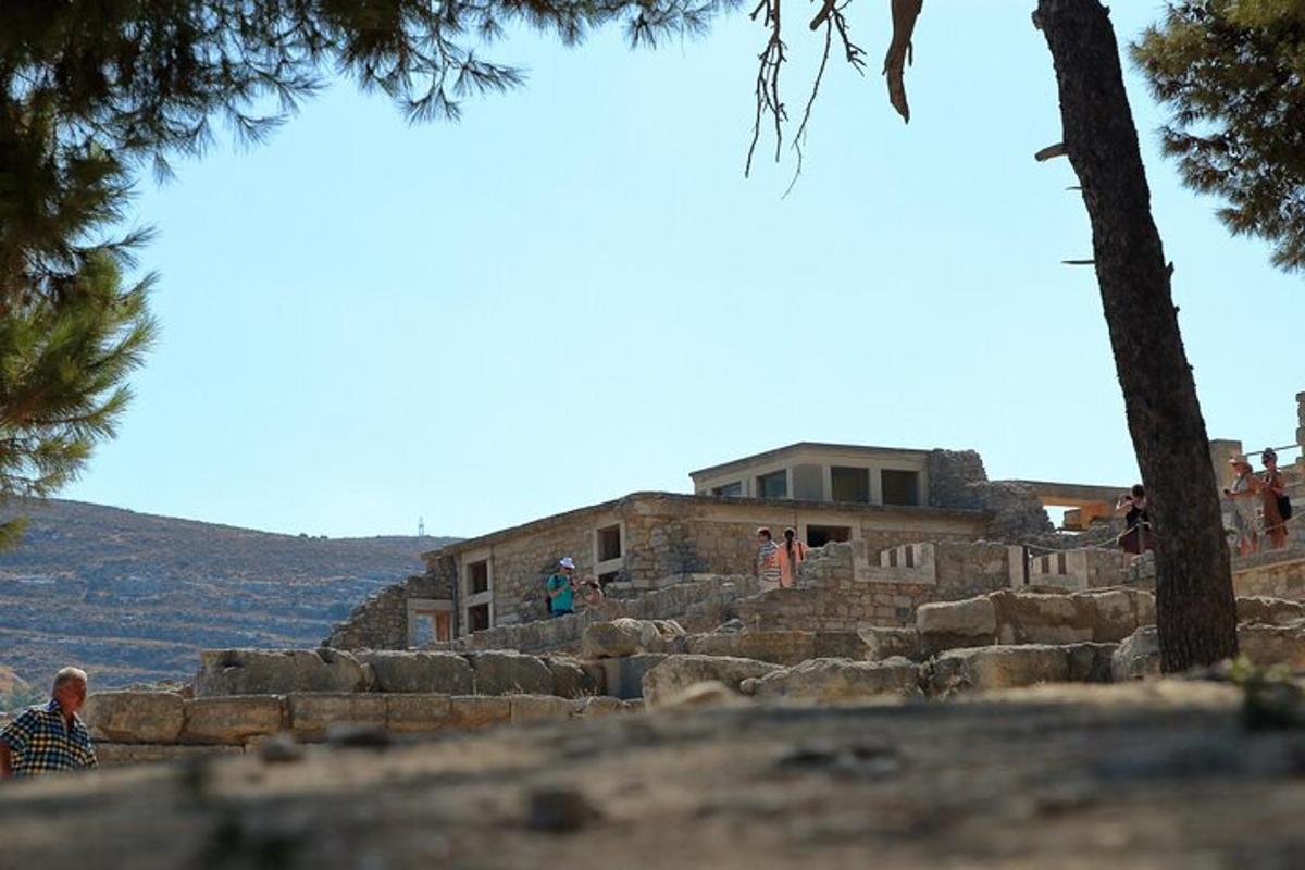 un edificio in cima ad alcune rocce con alberi