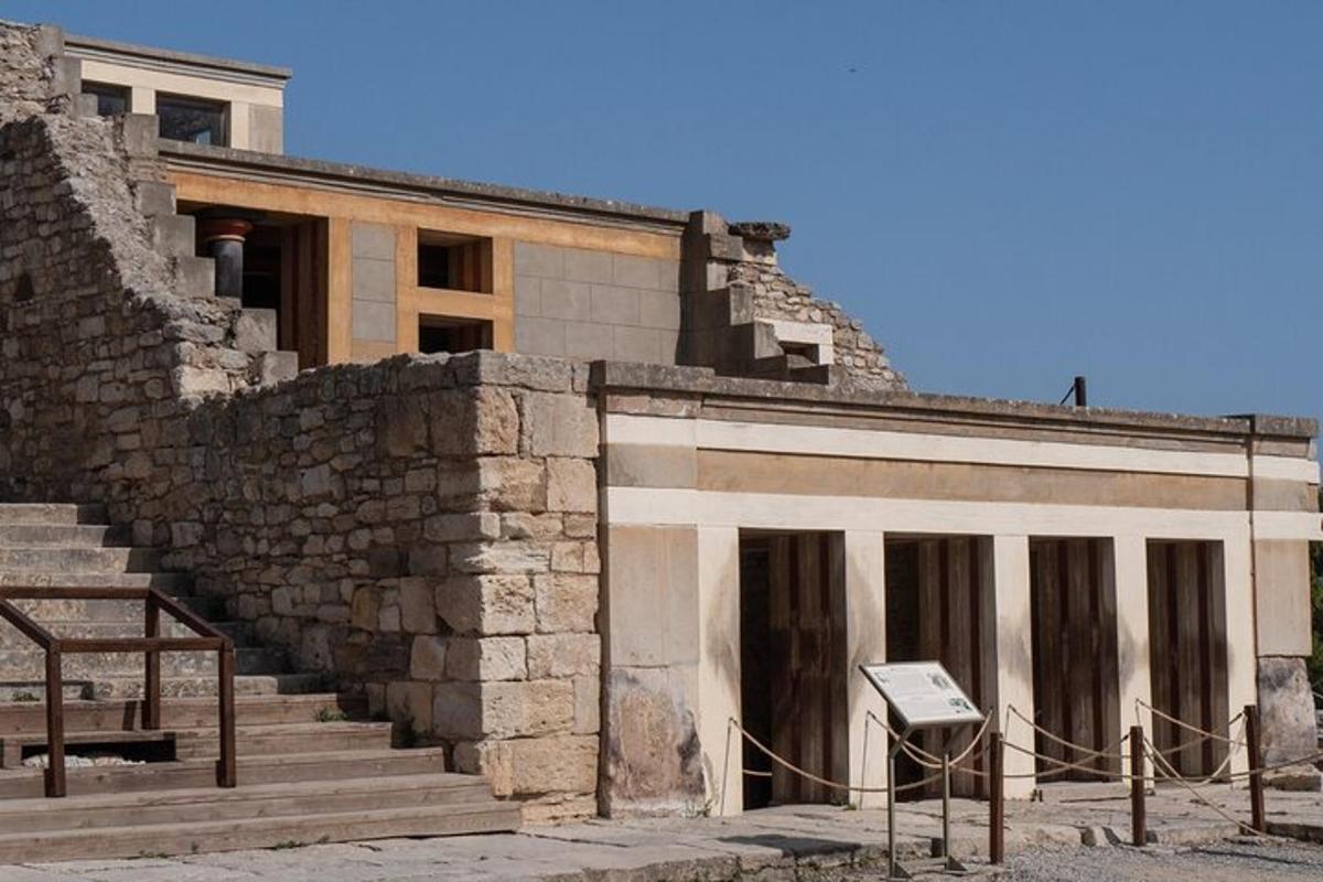 un vecchio edificio in pietra con scale di fronte